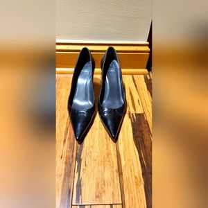 Pointy toe, kitty heel, black leather size 8 shoes.